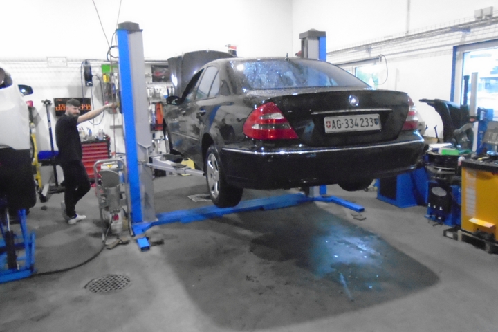 Schwarzes Auto auf einer Hebebühne